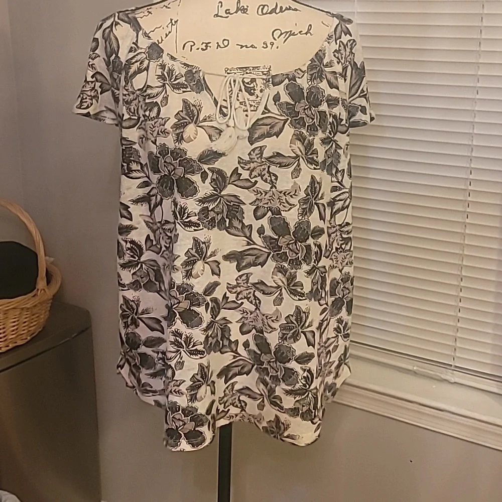 Old Navy Floral Top Large w/Key Hole Tassels - Picture 1 of 11